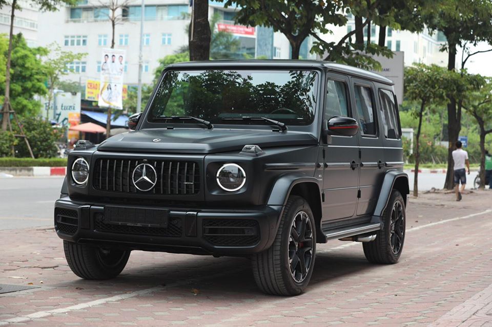 Lý do chiếc Mercedes-AMG G63 đời 2020 này sở hữu bộ la-zăng rất sành điệu và khác biệt chính là việc xe có thêm gói tuỳ chọn off-road Trail Package chính hãng với một số nâng cấp nhẹ ở ngoại hình cũng như hệ thống treo.