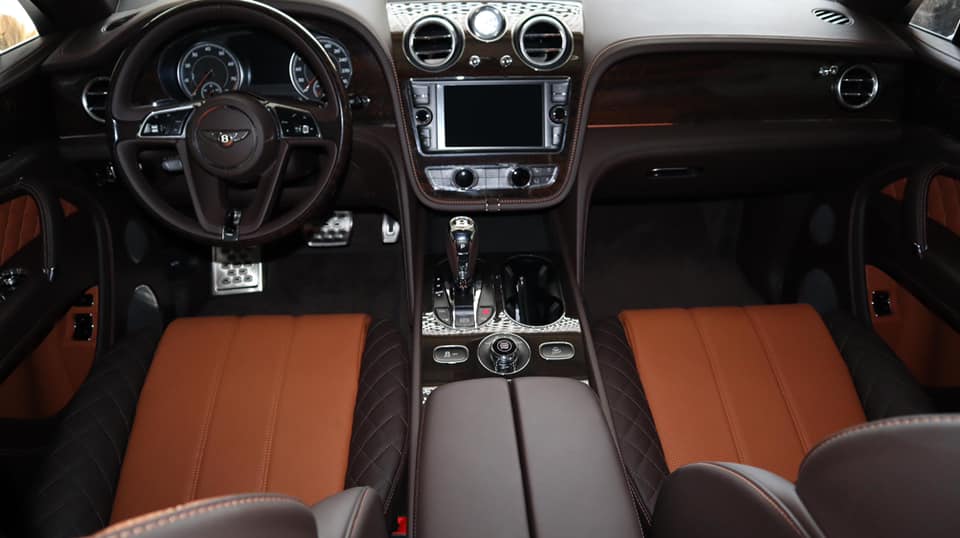 Khoang lái của chiếc Bentley Bentayga V8 đầu tiên về Việt Nam
