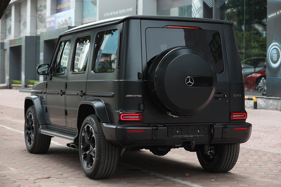 Bên cạnh la-zăng đẹp mắt, chiếc SUV hạng sang Mercedes-AMG G63 có gói tuỳ chọn off-road Trail Package đầu tiên ở Việt Nam sở hữu ngoại thất màu đen mờ đi kèm viền đỏ ở vỏ gương hay bộ tem 3 sọc bên hông xe rất giống với phiên bản Mercedes-AMG G63 Edition One.