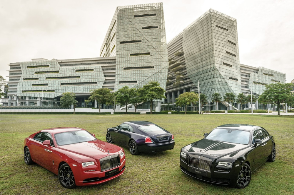 Rolls-Royce Wraith Black Badge m&agrave;u đỏ c&ugrave;ng một chiếc kh&aacute;c m&agrave;u đen v&agrave; Rolls-Royce Ghost Black Badge