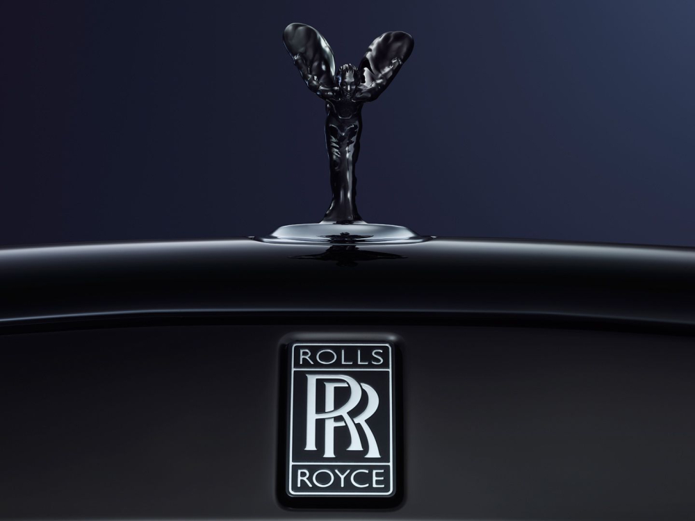 Logo Spirit of Ecstasy của Rolls-Royce Wraith Black Badge sơn m&agrave;u tối