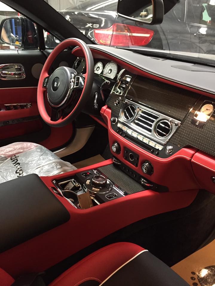 Khoang l&aacute;i của một chiếc Rolls-Royce Wraith Black Badge