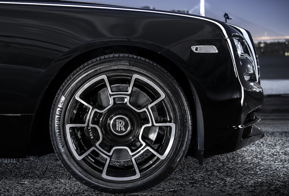 Cận cảnh bộ m&acirc;m 22 inch của Rolls-Royce Wraith Black Badge 