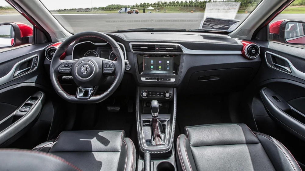 Nội thất của MG ZS c&oacute; một số trang bị đ&aacute;ng ch&uacute; &yacute; như m&agrave;n h&igrave;nh 8 inch hỗ trợ Apple CarPlay, đề nổ bằng n&uacute;t bấm, điều ho&agrave; tự động, lọc kh&ocirc;ng kh&iacute; v&agrave; cửa sổ trời to&agrave;n cảnh