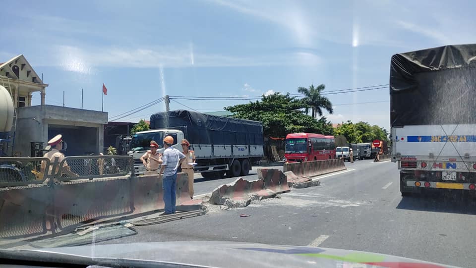 Một đoạn dải phân cách bị vỡ và đổ sang làn đường ngược chiều Một đoạn dải phân cách bị vỡ và đổ sang làn đường ngược chiều