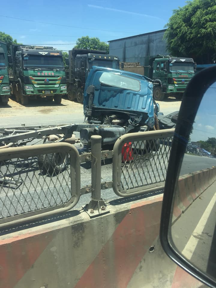 Phần cabin bị biến dạng của chiếc ô tô tải Phần cabin bị biến dạng của chiếc ô tô tải