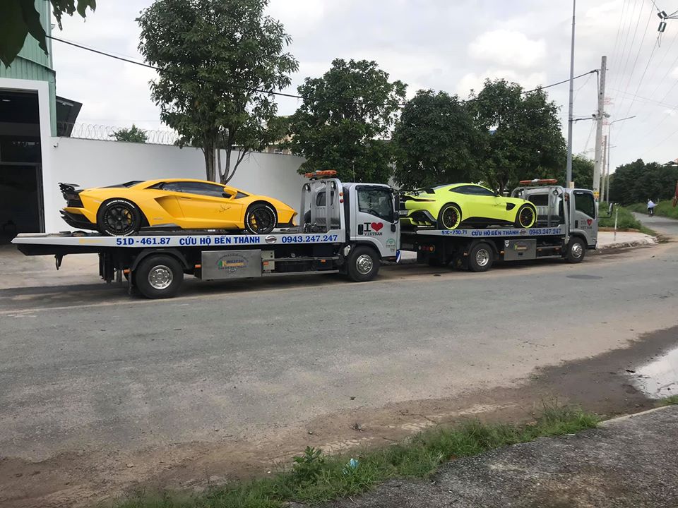 Cặp đ&ocirc;i si&ecirc;u xe khủng của doanh nh&acirc;n quận 12 được vận chuyển ra H&agrave; Nội bằng xe cứu hộ