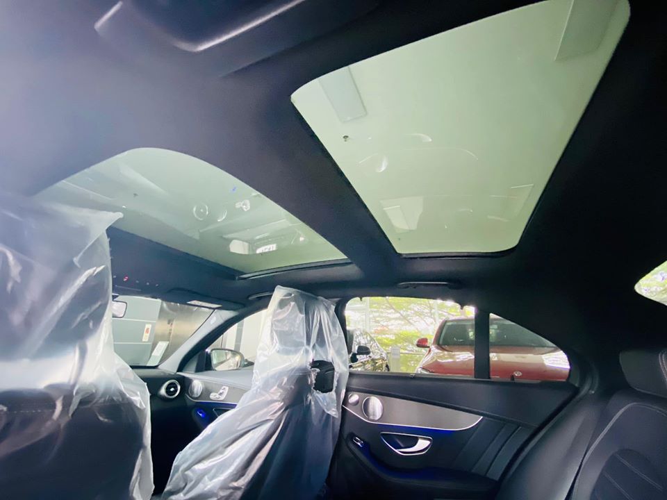 Thay vào đó là cửa sổ trời của xe. Có thể thấy, Mercedes-Benz C300 AMG 2020 có thêm cửa sổ trời cho hàng ghế phía sau