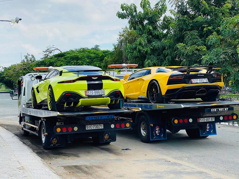 Hai chiếc si&ecirc;u xe Lamborghini Aventador S LP740-4 v&agrave; Aston Martin V8 Vantage c&oacute; g&oacute;i độ cực khủng của doanh nh&acirc;n quận 12