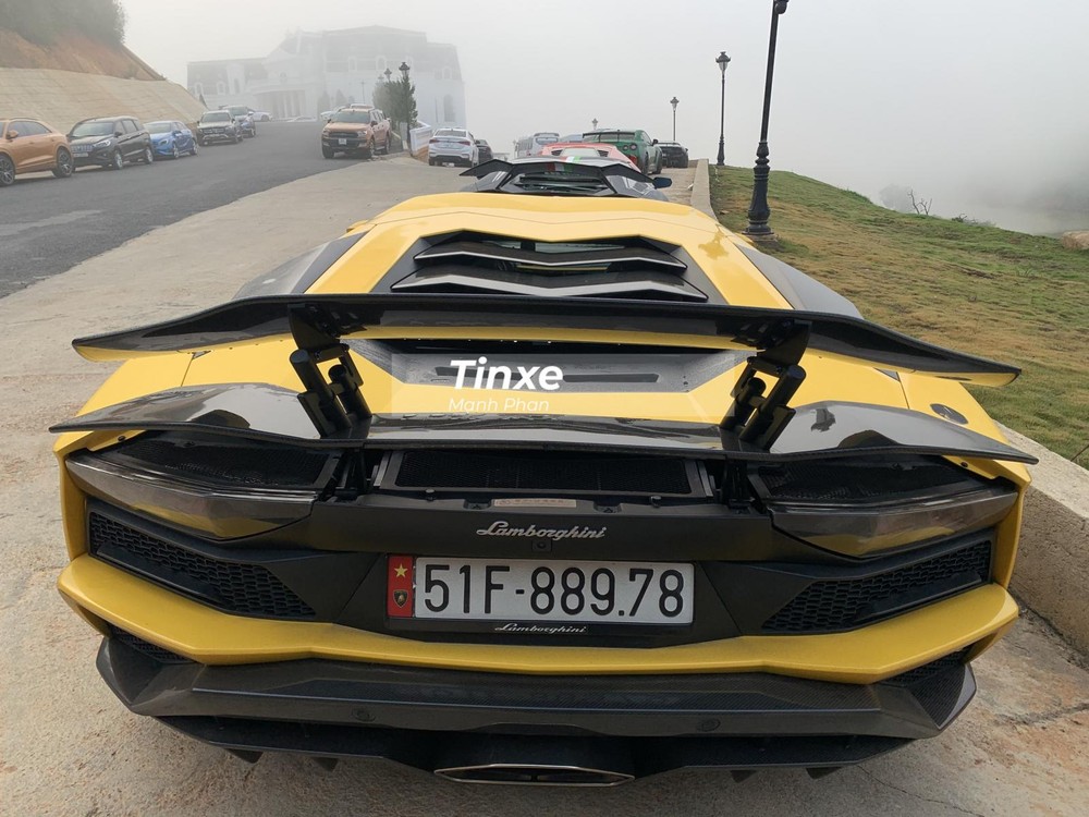 Cận cảnh diện mạo của chiếc si&ecirc;u xe Lamborghini Aventador S LP740-4 đầu ti&ecirc;n Việt Nam sau khi được chủ nh&acirc;n n&acirc;ng cấp g&oacute;i độ với tổng trị gi&aacute; hơn 1,5 tỷ đồng.