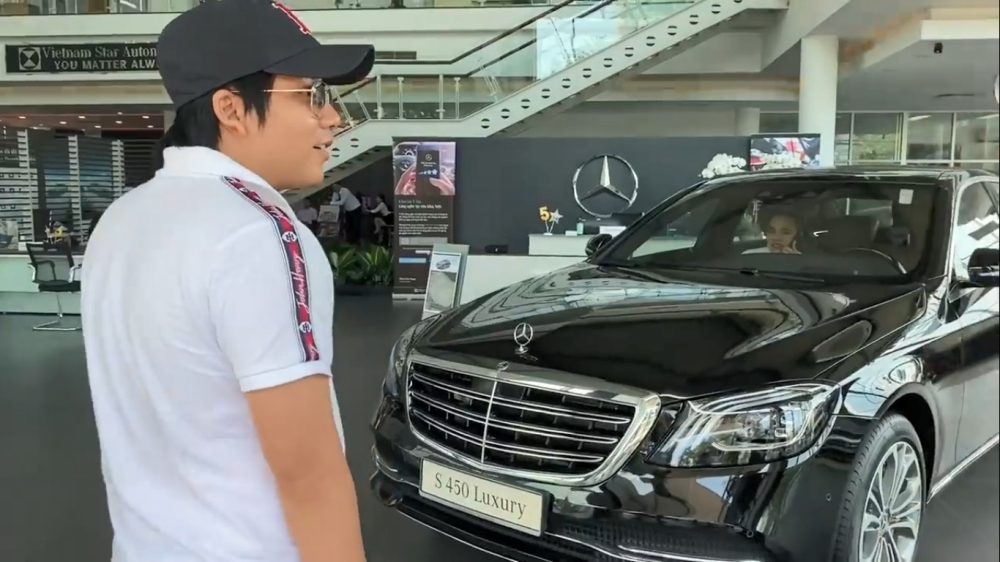Đến đại lý Mercedes-Benz với chiếc xe đầu tiên gặp mặt trong showroom là S450 Luxury Đến đại lý Mercedes-Benz với chiếc xe đầu tiên gặp mặt trong showroom là S450 Luxury