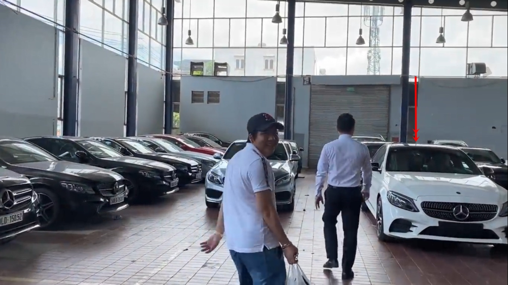 Khoa Pug đi xem chiếc xe Mercedes-Benz C300 AMG 2020 với nâng cấp nhẹ ở cửa sổ trời Khoa Pug đi xem chiếc xe Mercedes-Benz C300 AMG 2020 với nâng cấp nhẹ ở cửa sổ trời