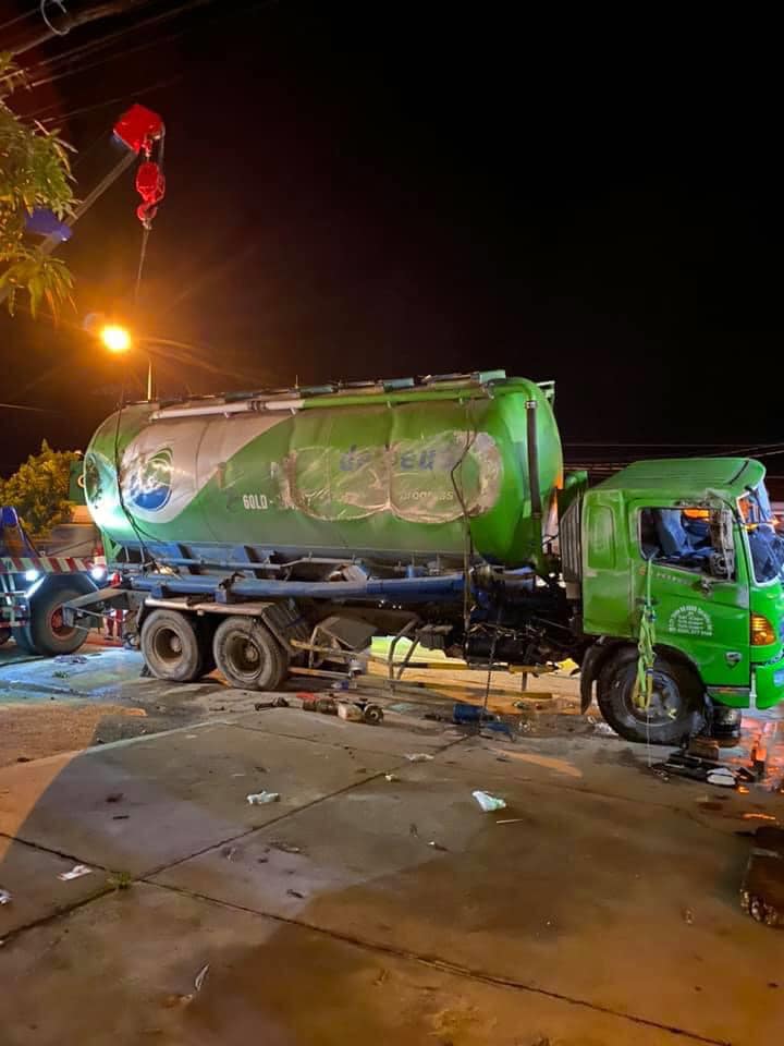 Chiếc xe bồn bị hư hỏng khá nặng sau vụ tai nạn Chiếc xe bồn bị hư hỏng khá nặng sau vụ tai nạn