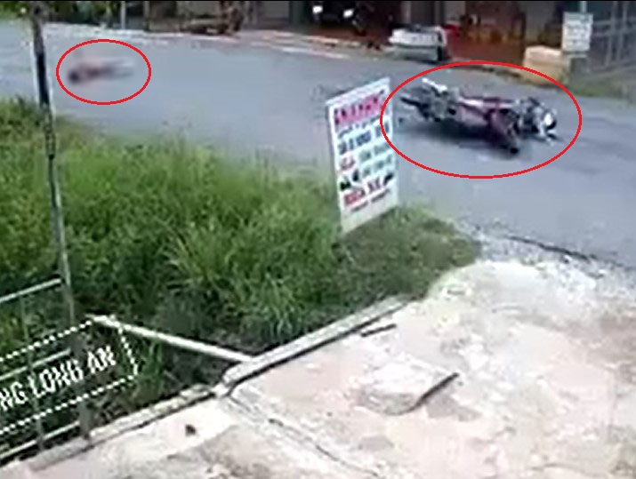Vụ tai nạn khiến cả b&eacute; g&aacute;i lẫn người điều khiển xe m&aacute;y đều bị thương