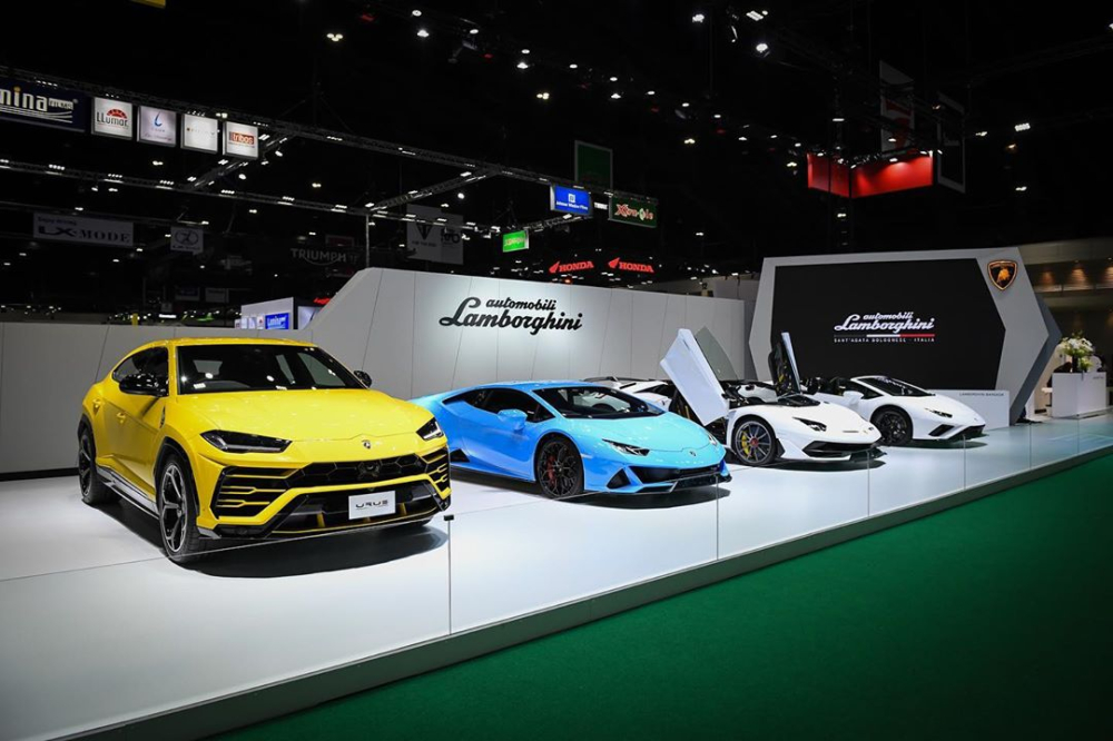  Tấm ảnh n&agrave;y cho ta thấy, chiếc xe đầu ti&ecirc;n c&oacute; mặt trong gian h&agrave;ng của h&atilde;ng si&ecirc;u xe Lamborghini ch&iacute;nh l&agrave; si&ecirc;u SUV Urus đ&atilde; qu&aacute; quen mặt với c&aacute;c nh&agrave; gi&agrave;u Việt. Kế đến l&agrave; Lamborghini Huracan EVO Coupe m&agrave;u xanh tuyệt đẹp cũng xuất hiện. Mẫu si&ecirc;u xe Lamborghini Huracan EVO dẫn động cầu sau bản mui trần cũng được v&eacute;n m&agrave;n tại Th&aacute;i qua triển l&atilde;m Bangkok Motor Show 2020. Cuối c&ugrave;ng ch&iacute;nh l&agrave; si&ecirc;u xe Lamborghini Aventador SVJ Roadster lần đầu ti&ecirc;n đến Th&aacute;i Lan chỉ được sản xuất c&oacute; 800 chiếc tr&ecirc;n to&agrave;n thế giới. 