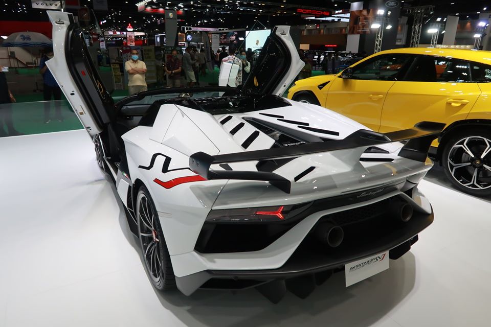  Lamborghini Aventador SVJ mui trần đầu ti&ecirc;n về định cư tại đất nước Th&aacute;i Lan c&oacute; m&agrave;u sơn trắng