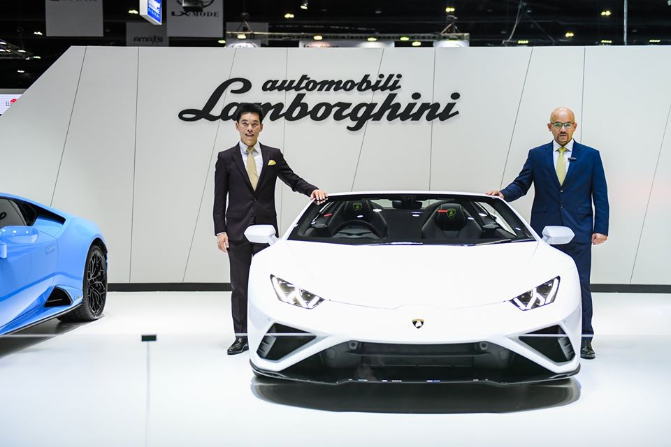 So với phi&ecirc;n bản dẫn động 4 b&aacute;nh AWD, Lamborghini Huracan EVO RWD Spyder được bổ sung bộ chẻ kh&iacute; trước v&agrave; bộ khuếch t&aacute;n gi&oacute; mới cũng như cản sau m&agrave;u đen b&oacute;ng. Trong khi đ&oacute;, mui mềm c&oacute; thể đ&oacute;ng/mở trong thời gian 17 gi&acirc;y ngay cả khi mẫu si&ecirc;u xe n&agrave;y chạy ở vận tốc 50 km/h. D&ugrave; mui đ&oacute;ng hay mở th&igrave; người l&aacute;i vẫn c&oacute; thể mở cửa sổ sau chỉnh điện. Ngo&agrave;i ra, trong khoang l&aacute;i c&ograve;n c&oacute; 2 k&iacute;nh chắn gi&oacute; c&oacute; thể th&aacute;o, lắp t&ugrave;y &yacute; để giảm tiếng ồn, cho ph&eacute;p người ngồi trong xe n&oacute;i chuyện ngay cả khi Lamborghini Huracan EVO RWD Spyder đang chạy ở tốc độ cao.