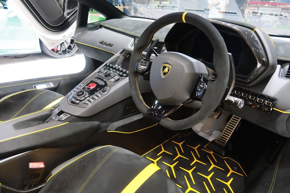 Nội thất si&ecirc;u xe Lamborghini Aventador SVJ mui trần đầu ti&ecirc;n đến Th&aacute;i Lan