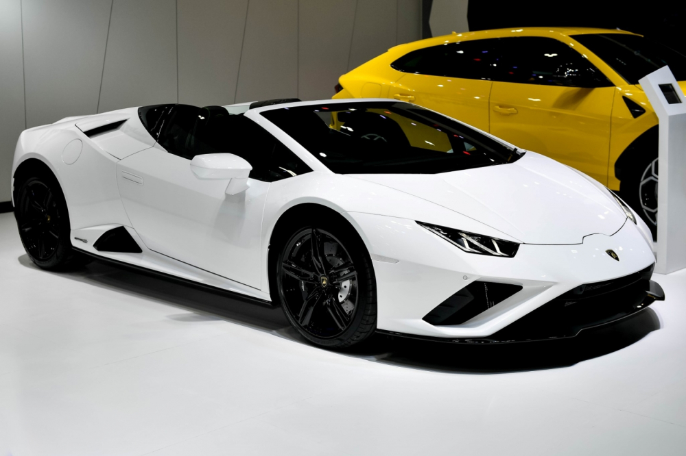 B&ecirc;n cạnh si&ecirc;u xe Lamborghini Aventador SVJ Roadster, đại l&yacute; Lamborghini Th&aacute;i Lan c&ograve;n v&eacute;n m&agrave;n mẫu si&ecirc;u xe mui trần Lamborghini Huracan EVO Spyder chỉ mới ra mắt tr&ecirc;n thế giới th&ocirc;ng qua diện trực tuyến khoảng 2 th&aacute;ng. C&oacute; thể xem Th&aacute;i Lan ch&iacute;nh l&agrave; nơi chiếc Lamborghini Huracan EVO Spyder được ra mắt tại một triển l&atilde;m &ocirc; t&ocirc;.