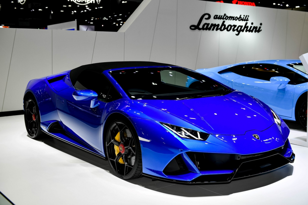 C&oacute; một điều &iacute;t người biết đến ch&iacute;nh l&agrave; việc trong ng&agrave;y đầu ti&ecirc;n ở triển l&atilde;m Bangkok Motor Show 2020, đại l&yacute; si&ecirc;u xe Lamborghini kh&ocirc;ng cho trưng b&agrave;y Lamborghini Aventador SVJ Roadster m&agrave; thay v&agrave;o đ&oacute; l&agrave; mẫu si&ecirc;u xe mui trần Lamborghini Huracan EVO Spyder 2020 m&agrave;u xanh dương. Tuy nhi&ecirc;n trong 2 ng&agrave;y triển l&atilde;m tiếp theo, chiếc Lamborghini Huracan EVO Spyder 2020 n&agrave;y đ&atilde; kh&ocirc;ng c&ograve;n xuất hiện.