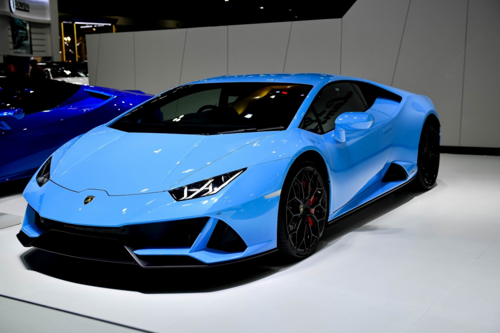 Chiếc si&ecirc;u xe Lamborghini Huracan EVO 2020 được trưng b&agrave;y ở triển l&atilde;m Bangkok Motor Show 2020 c&oacute; m&agrave;u xanh nhạt tuyệt đẹp. Xe c&oacute; gi&aacute; b&aacute;n ch&iacute;nh h&atilde;ng từ 18 tỷ đồng. Lamborghini Huracan EVO sở hữu động cơ V10, h&uacute;t kh&iacute; tự nhi&ecirc;n, dung t&iacute;ch 5.,2 l&iacute;t tạo ra c&ocirc;ng suất tối đa 640 m&atilde; lực v&agrave; m&ocirc;-men xoắn cực đại 600 Nm. Khả năng đua nước r&uacute;t từ 0-100 km/h của Lamborghini Huracan EVO 2020 chỉ mất thời gian 2,9 gi&acirc;y, nhanh hơn 0,3 gi&acirc;y so với Lamborghini Huracan LP610-4. Vận tốc tối đa của Lamborghini Huracan EVO 2020 đạt mức hơn 325 km/h.