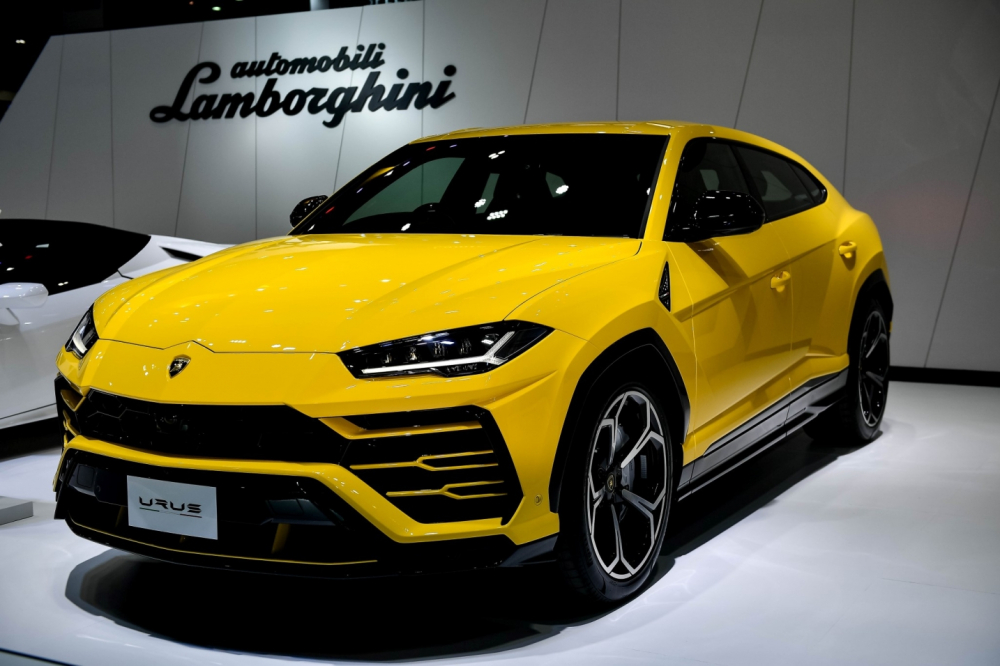 Lamborghini Urus c&oacute; gi&aacute; b&aacute;n tại Th&aacute;i Lan khoảng 16,6 tỷ đồng. Đ&acirc;y ch&iacute;nh l&agrave; chiếc SUV nhanh nhất thế giới hiện tại. Mẫu xe n&agrave;y được trang bị động cơ xăng V8, tăng &aacute;p k&eacute;p, dung t&iacute;ch 4.0 l&iacute;t, sản sinh c&ocirc;ng suất tối đa 650 m&atilde; lực v&agrave; m&ocirc;-men xoắn cực đại 850 Nm. Động cơ kết hợp c&ugrave;ng hộp số tự động 8 cấp v&agrave; hệ dẫn động 4 b&aacute;nh gi&uacute;p Lamborghini Urus c&oacute; thể tăng tốc từ vị tr&iacute; xuất ph&aacute;t l&ecirc;n 100 km/h trong 3,6 gi&acirc;y trước khi đạt vận tốc tối đa 305 km/h.