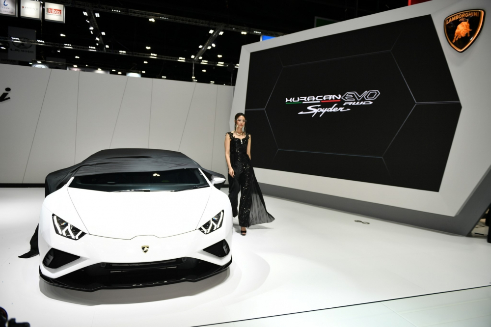Nguồn cung cấp sức mạnh cho Lamborghini Huracan EVO RWD Spyder l&agrave; khối động cơ xăng V10, h&uacute;t kh&iacute; tự nhi&ecirc;n, dung t&iacute;ch 5,2 l&iacute;t, sản sinh c&ocirc;ng suất tối đa 610 m&atilde; lực v&agrave; m&ocirc;-men xoắn cực đại 560 Nm. Sức mạnh được truyền tới cầu sau th&ocirc;ng qua hộp số tự động ly hợp k&eacute;p 7 cấp. Nhờ đ&oacute;, si&ecirc;u xe mui trần mới của Lamborghini c&oacute; thể tăng tốc từ 0-100 km/h trong thời gian 3,5 gi&acirc;y, 0-200 km/h trong 9,6 gi&acirc;y v&agrave; đạt vận tốc tối đa 324 km/h.