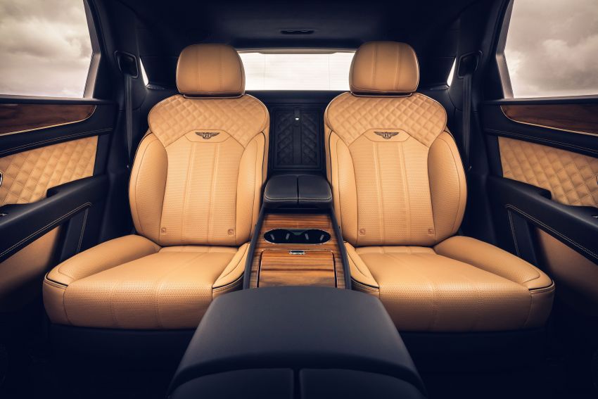 Ghế sau của Bentley Bentayga 2021 bản 4 chỗ có thể ngửa 40 độ