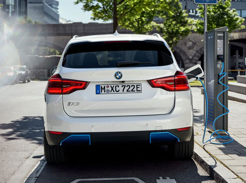 Xung quanh xe c&ograve;n c&oacute; nhiều chi tiết m&agrave;u xanh dương