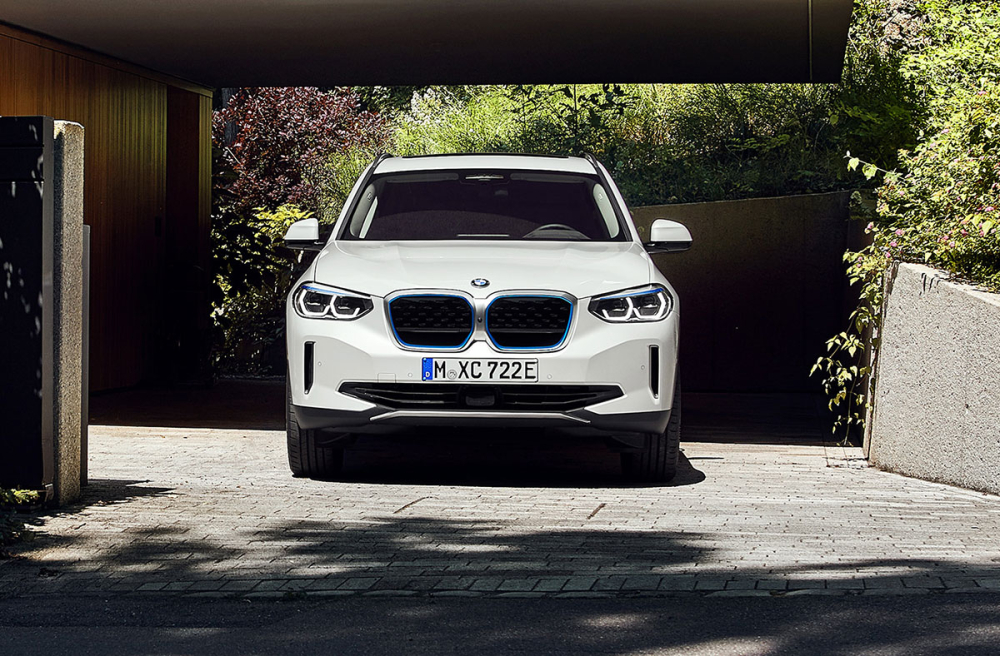 BMW iX3 2021 được trang bị lưới tản nhiệt h&igrave;nh quả thận đặc trưng nhưng bị bịt k&iacute;n