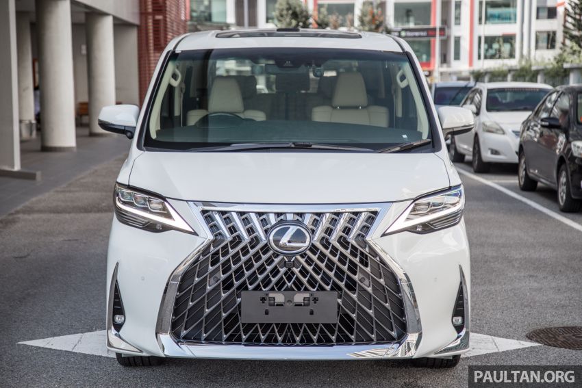 Toyota Alphard độ được bổ sung mặt ca-lăng giống Lexus LM