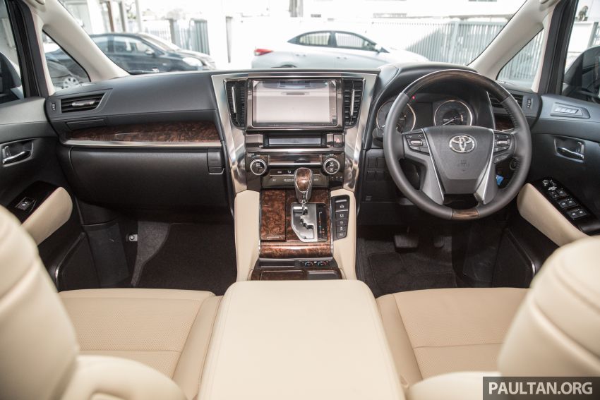 B&ecirc;n trong chiếc Toyota Alphard độ vẫn l&agrave; nội thất nguy&ecirc;n bản