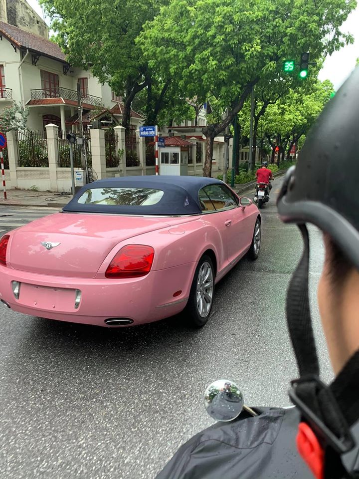 Bentley Continental GTC đời cũ với ngoại thất sơn màu hồng trên đường phố Hà Nội Bentley Continental GTC đời cũ với ngoại thất sơn màu hồng trên đường phố Hà Nội
