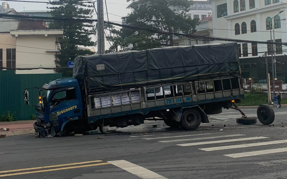 Hậu quả là trục bánh trước của xe tải rơi ra khỏi xe