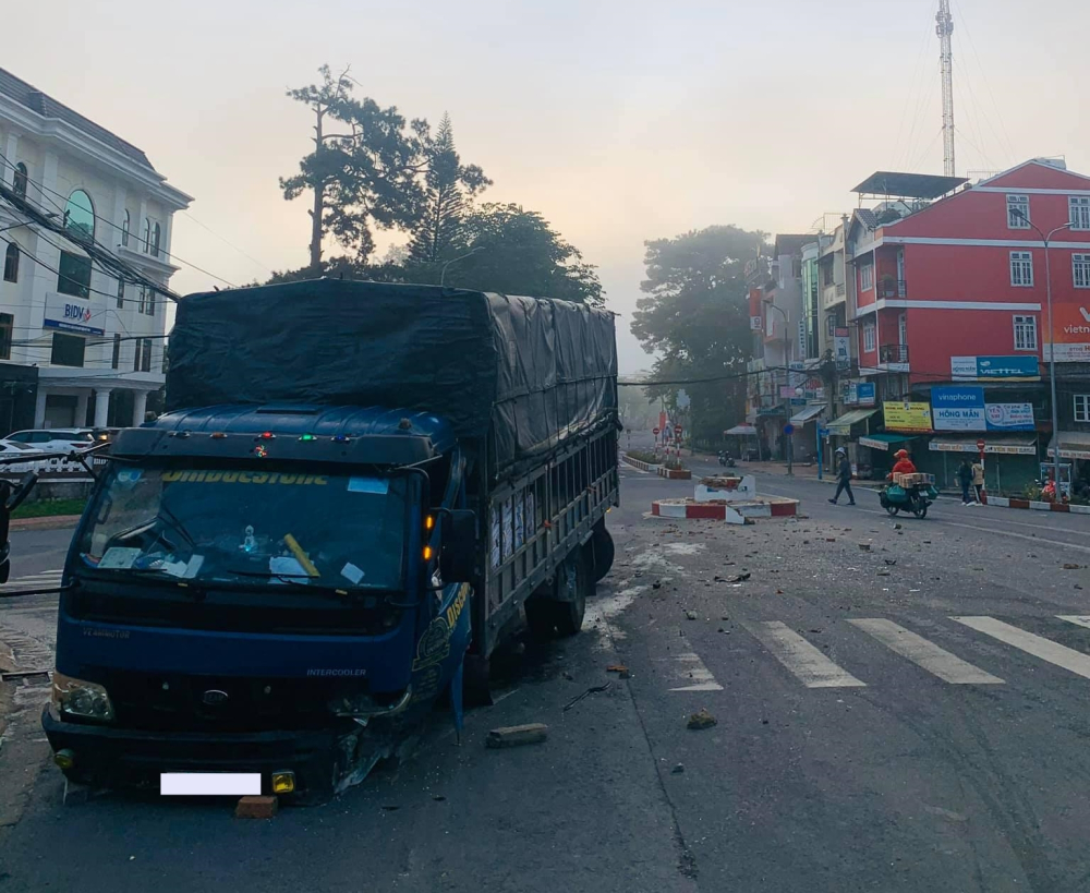 Chiếc xe tải tông vào vòng xuyến khi qua ngã tư Bà Triệu - Trần Phú