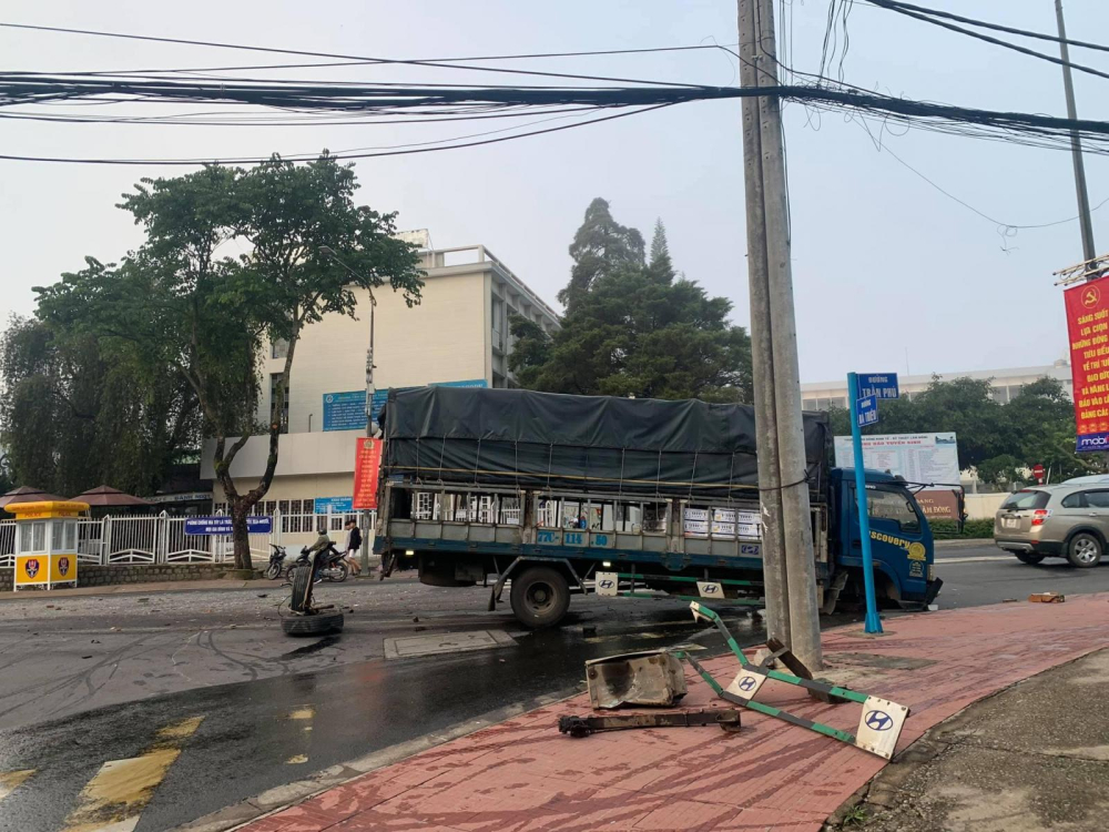 Hiện trường vụ tai nạn của chiếc xe tải vào sáng sớm nay ở Đà Lạt