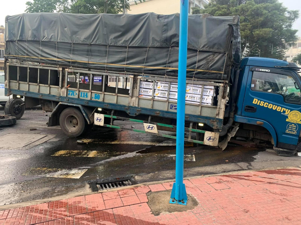 Mặt đường xảy ra vụ tai nạn xuất hiện vũng nước và vết dầu