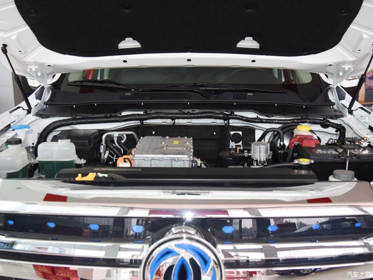 Hệ thống m&aacute;y dưới nắp cap&ocirc;&nbsp;Dongfeng Rich 6 EV