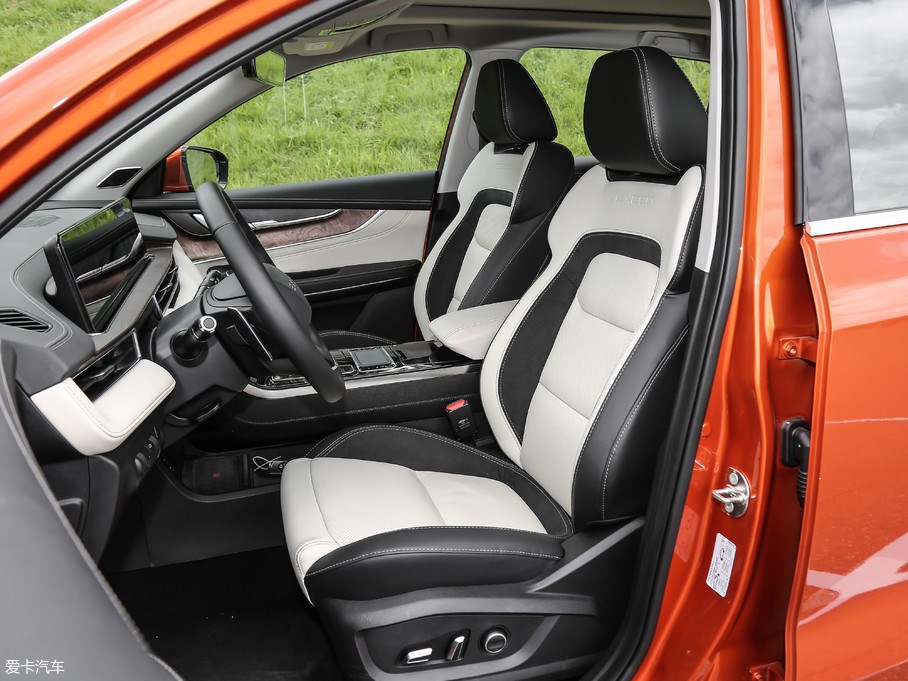 Hàng ghế trước của Exeed LX 2020 Hàng ghế trước của Exeed LX 2020