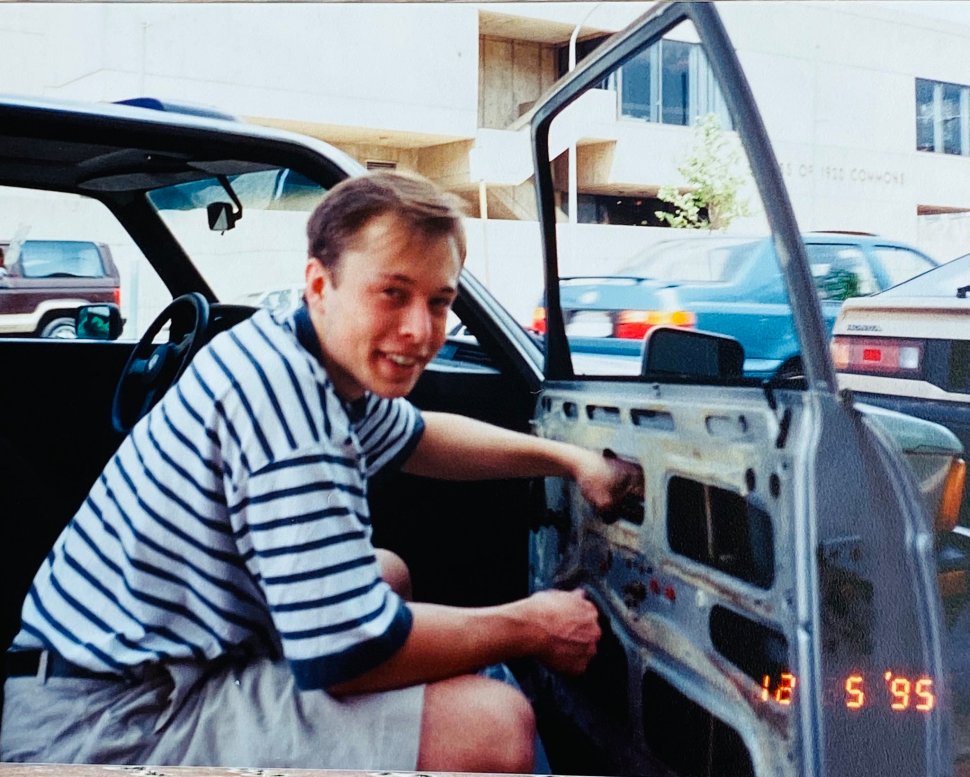 Ông Musk chụp ảnh với chiếc xe đầu tiên của mình