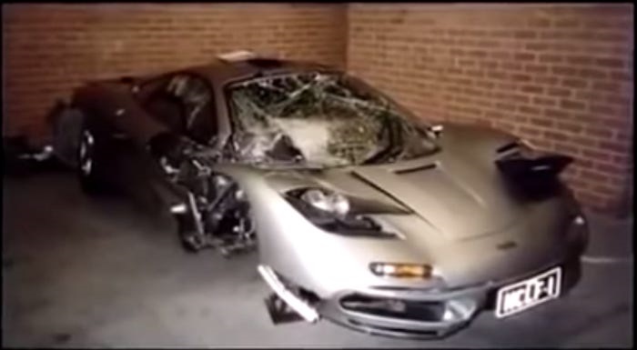 Chiếc McLaren F1 bị hỏng nặng sau tai nạn