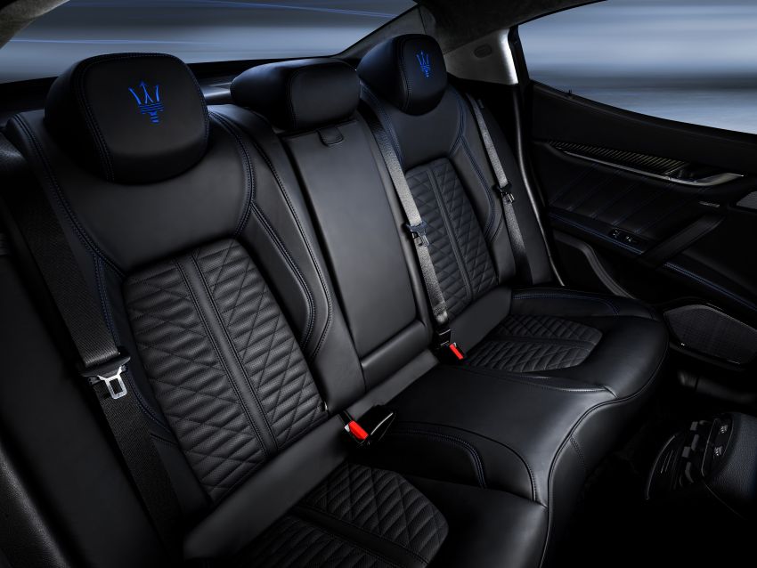Hàng ghế sau của Maserati Ghibli Hybrid 2021 Hàng ghế sau của Maserati Ghibli Hybrid 2021