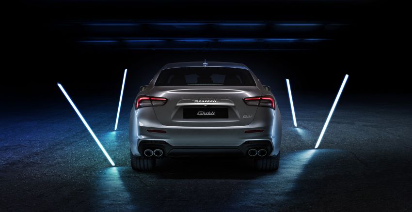 Maserati Ghibli Hybrid 2021 nhìn từ phía sau Maserati Ghibli Hybrid 2021 nhìn từ phía sau