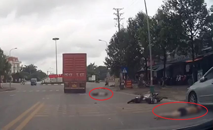 2 người đi xe máy nằm bất động trên đường