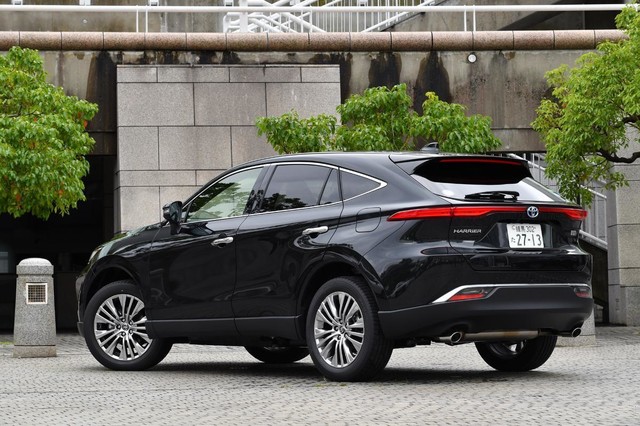 Toyota Harrier 2020 nhìn từ phía sau