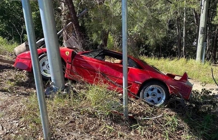 Chiếc siêu xe Ferrari F40 tông hàng loạt cột biển báo