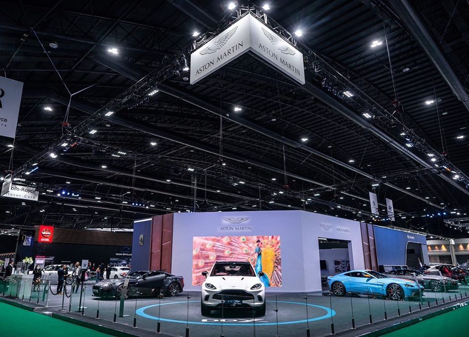 Đại l&yacute; Aston Martin Bangkok đến tham dự triển l&atilde;m Bangkok Motor Show 2020 trong 11 ng&agrave;y bằng d&agrave;n xe rất đẹp mắt từ xe thể thao, si&ecirc;u xe cho đến SUV hạng sang cỡ lớn. Kh&ocirc;ng qu&aacute; lời khi nhận định DBX ch&iacute;nh l&agrave; nhạc trưởng của d&agrave;n xe Aston Martin tại kỳ triển l&atilde;m &ocirc; t&ocirc; đầu ti&ecirc;n tr&ecirc;n thế giới được mở trong năm Canh T&yacute; n&agrave;y.