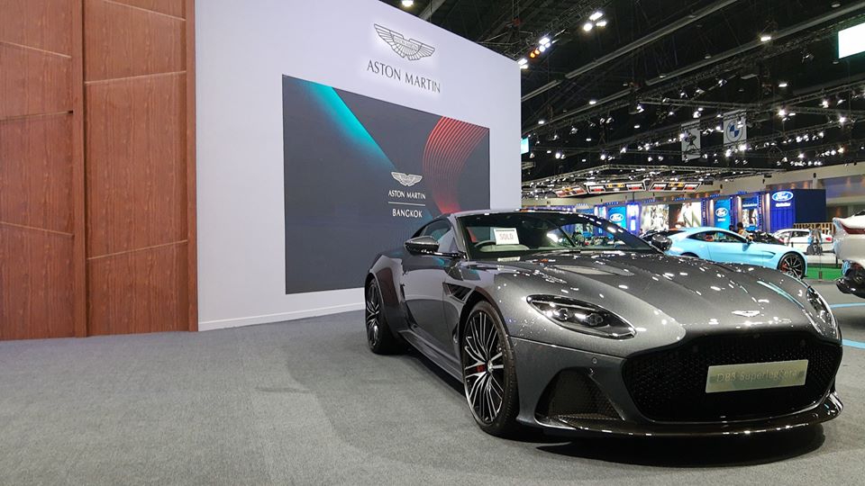 Tr&aacute;i tim của Aston Martin DBS Superleggera đời mới l&agrave; động cơ xăng V12, tăng &aacute;p k&eacute;p, dung t&iacute;ch 5,2 l&iacute;t, tạo ra c&ocirc;ng suất tối đa l&ecirc;n đến 715 m&atilde; lực v&agrave; m&ocirc;-men xoắn cực đại 900 Nm. Sức mạnh động cơ được truyền tới cầu sau th&ocirc;ng qua hộp số tự động 8 cấp do ZF mới ph&aacute;t triển. Động cơ cho ph&eacute;p Aston Martin DBS Superleggera tăng tốc từ vị tr&iacute; xuất ph&aacute;t l&ecirc;n 100 km/h trong thời gian chỉ 3,4 gi&acirc;y trước khi đạt vận tốc tối đa 340 km/h. 