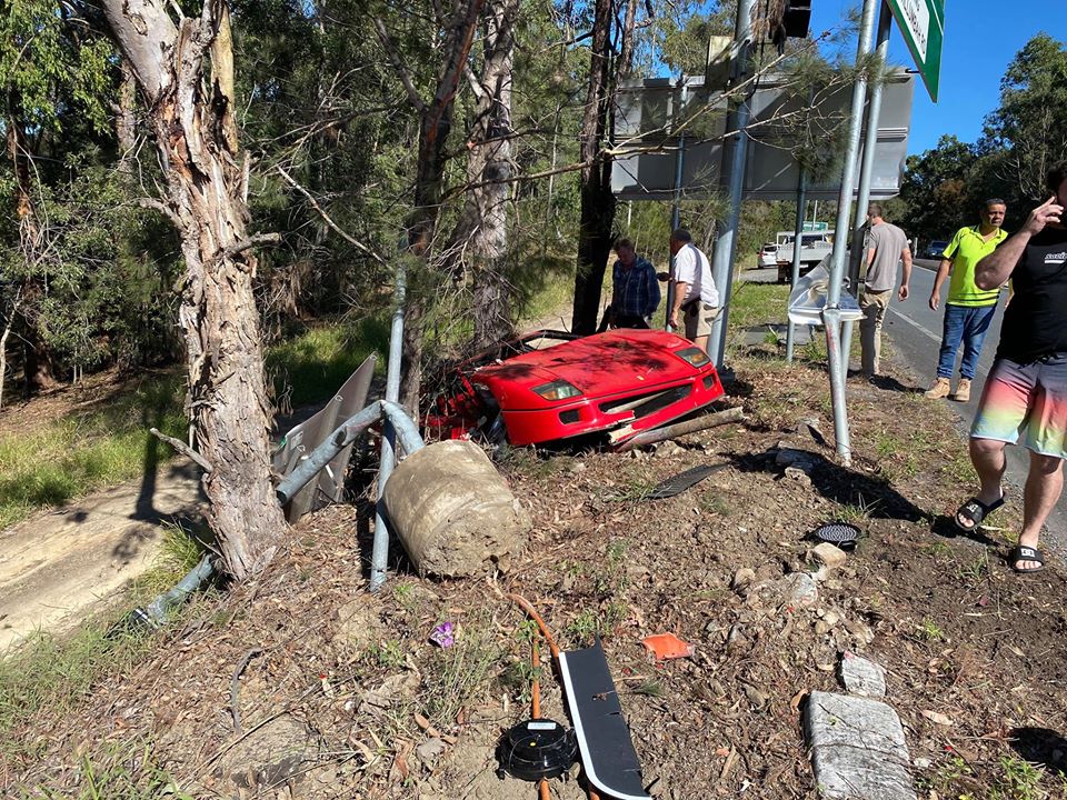Siêu xe Ferrari F40 của đại lý gặp nạn khi lái thử