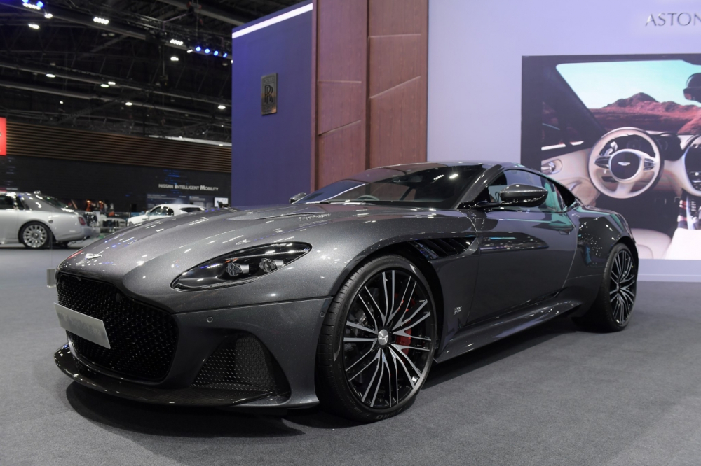 Aston Martin DBS Superleggera c&oacute; gi&aacute; b&aacute;n tại Th&aacute;i Lan khoảng 21 tỷ đồng. Mẫu si&ecirc;u xe Aston Martin DBS Superleggera xuất hiện tại triển l&atilde;m Bangkok Motor Show 2020 ch&iacute;nh l&agrave; phi&ecirc;n bản hiệu suất cao của d&ograve;ng si&ecirc;u xe Aston Martin DB11 đ&atilde; c&oacute; 6 chiếc cập bến Việt Nam. Si&ecirc;u xe Aston Martin DBS Superleggera cũng ch&iacute;nh l&agrave; mẫu xe mạnh nhất của Aston Martin t&iacute;nh đến thời điểm hiện tại.